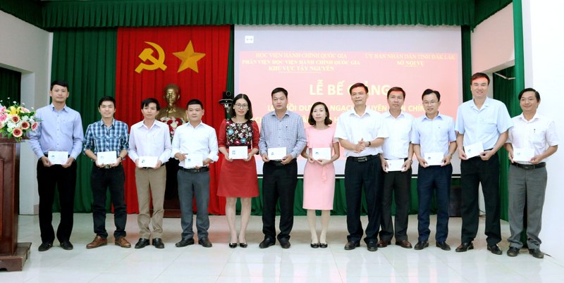 Ông Hoàng Mạnh Hùng – Phó Giám đốc Sở Nội vụ trao chứng chỉ cho các học viên