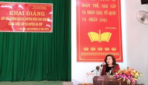 Bà H'Yao Knul - Phó Giám đốc Sở Nội vụ tỉnh Đắk Lắk phát biểu khai giảng lớp học