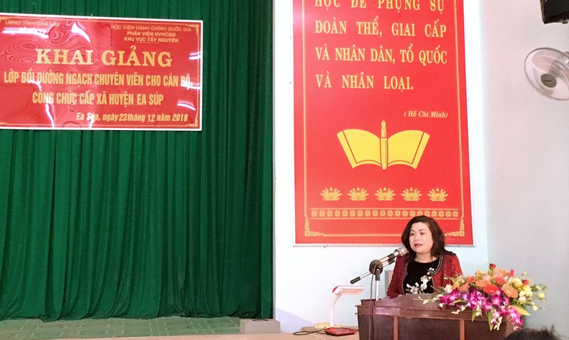 Bà H'Yao Knul - Phó Giám đốc Sở Nội vụ tỉnh Đắk Lắk phát biểu khai giảng lớp học