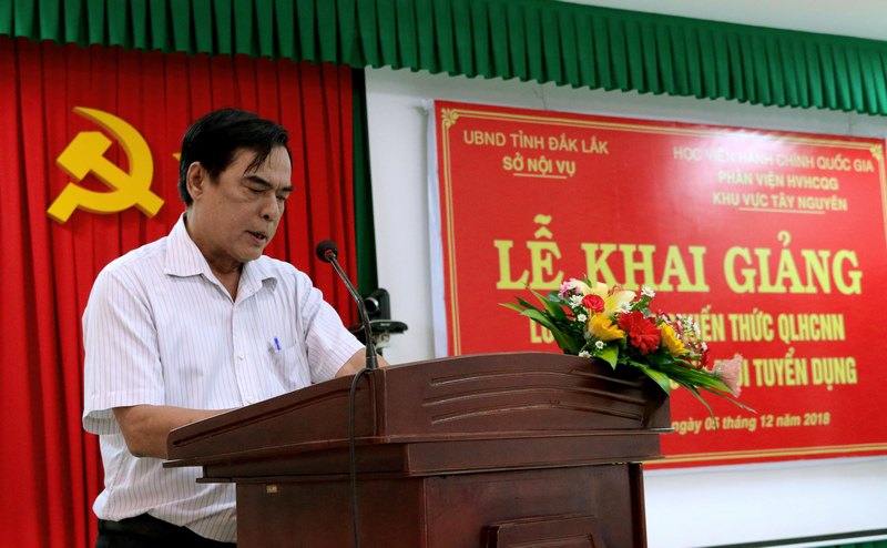 Ông Phan Ngọc Càng - Trưởng phòng Xây dựng chính quyền, Sở Nội vụ tỉnh Đắk Lắk thông qua các Quyết định liên quan đến lớp học