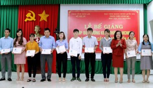 Bà H'Yao Knul - Phó Giám đốc Sở Nội vụ tỉnh Đắk Lắk trao chứng chỉ cho các học viên