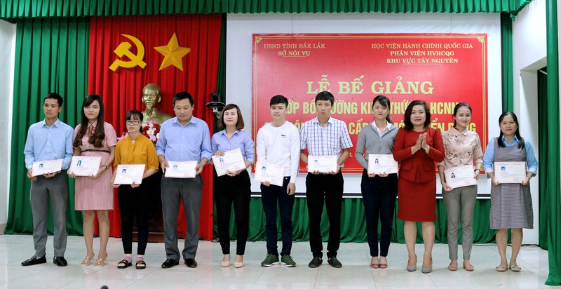 Bà H'Yao Knul - Phó Giám đốc Sở Nội vụ tỉnh Đắk Lắk trao chứng chỉ cho các học viên