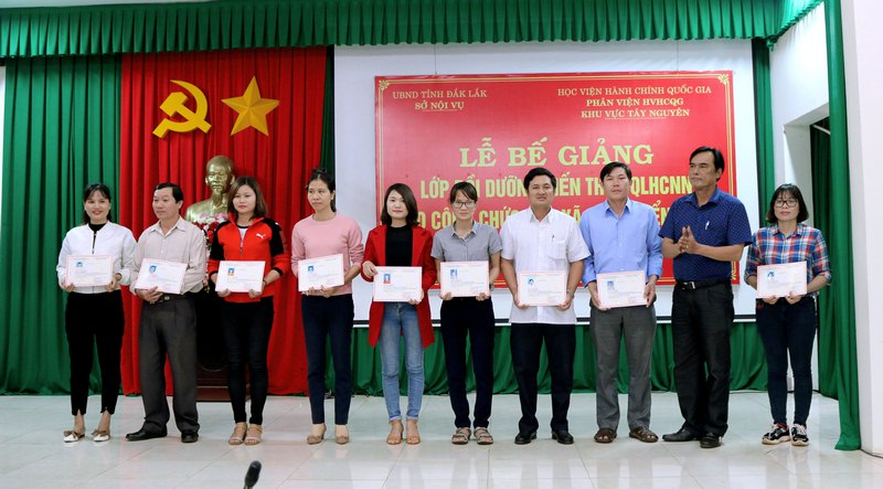 Ông Phan Ngọc Càng - Trưởng phòng Xây dựng chính quyền, Sở Nội vụ tỉnh Đắk Lắk trao chứng chỉ cho các học viên