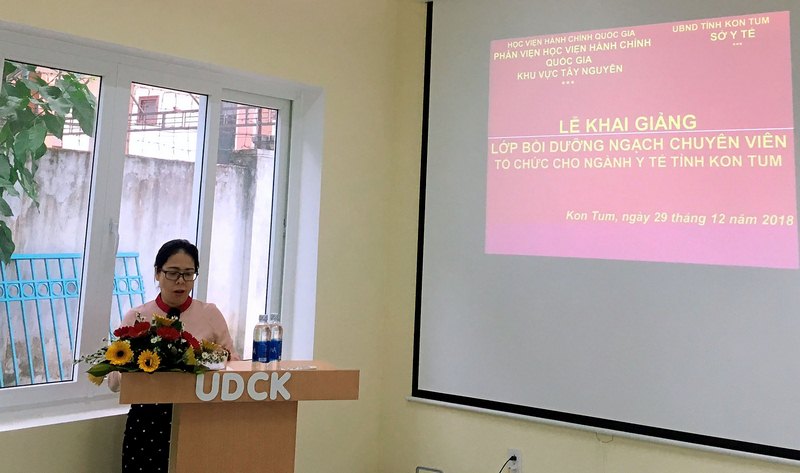 Bà Bế Thị Thùy Dương – Đại diện lãnh đạo Sở Y tế  tỉnh Kon Tum phát biểu tại buổi lễ