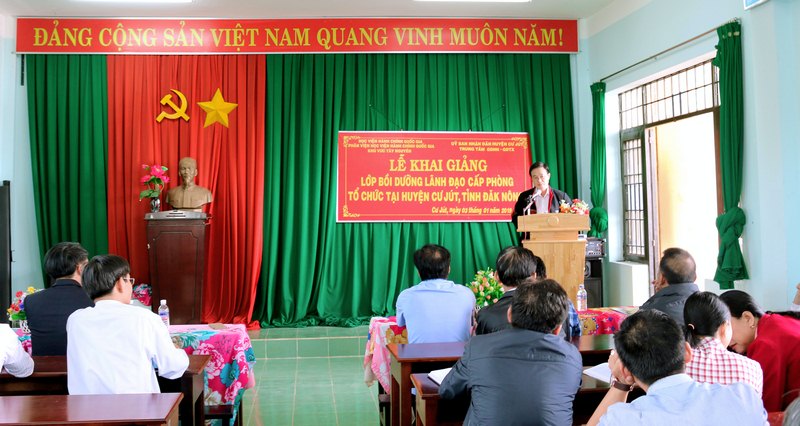 Ông Vũ Văn Bính – Huyện Uỷ viên, phó Chủ tịch UBND huyện  Cư Jút phát biểu tại buổi lễ