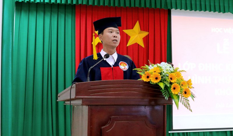 Ông Lê Văn Hậu - Đại diện cho học viên của lớp phát biểu tại buổi lễ