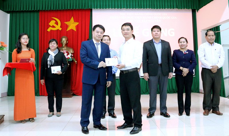 ThS. Tống Đăng Hưng – Phó Trưởng ban, Ban Quản lý bồi dưỡng Học viện Hành chính Quốc gia trao chứng chỉ cho các học viên