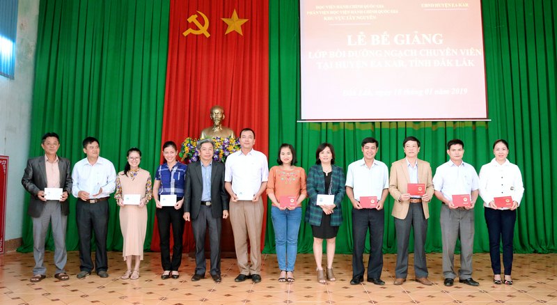 Ông Nguyễn Văn Hà- Phó Bí thư Huyện ủy, Chủ tịch Ủy ban nhân dân huyện EaKar trao chứng chỉ cho các học viên
