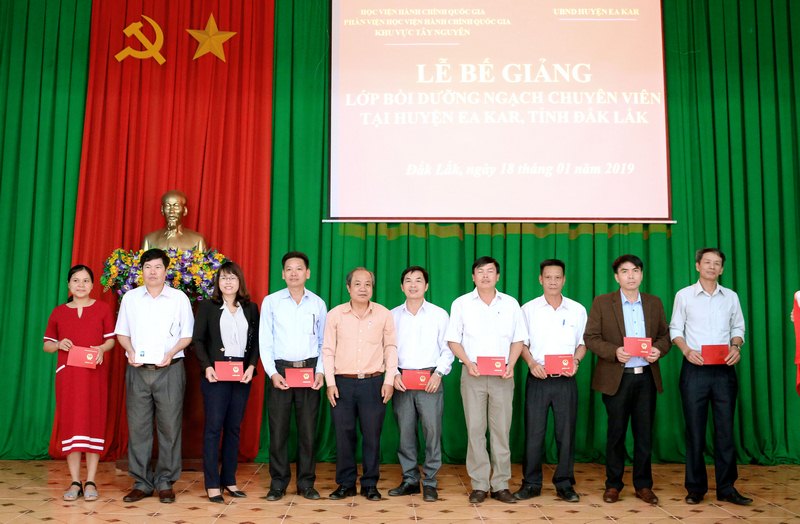 Ông Trần Văn Đởn - phó Trưởng Phòng Quản trị, Phân viện Học viện Hành chính Quốc gia trao chứng chỉ cho các học viên