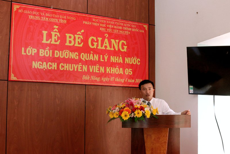 Ông Lê Đức Ánh - Phó Giám đốc phụ trách Trung tâm Giáo dục thường xuyên phát biểu tại buổi lễ