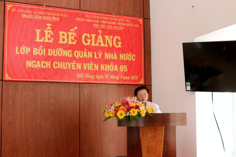 Ông Nguyễn Đình Hà - Đại diện cho học viên của lớp phát biểu tại buổi lễ