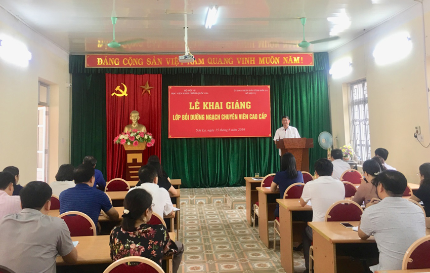 Đồng chí Nguyễn Văn Vỵ, Ủy viên Ban Thường vụ Tỉnh ủy – Trưởng Ban Tổ chức Tỉnh ủy Sơn La phát biểu khai giảng