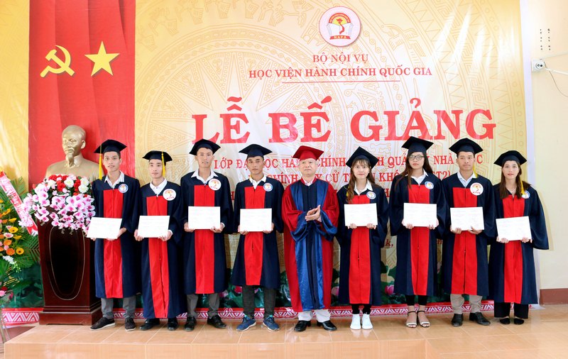 NGƯT. TS. Vũ Thanh Xuân – Phó Giám đốc Học viện Hành chính Quốc gia trao bằng cho các tân cử nhân