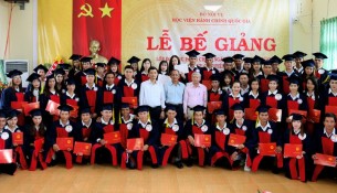 Tập thể lớp chụp hình lưu niệm cùng các thầy cô, Lãnh đạo Học viện, Lãnh đạo Sở Nội vụ, Tỉnh ủy tỉnh Đắk Lắk