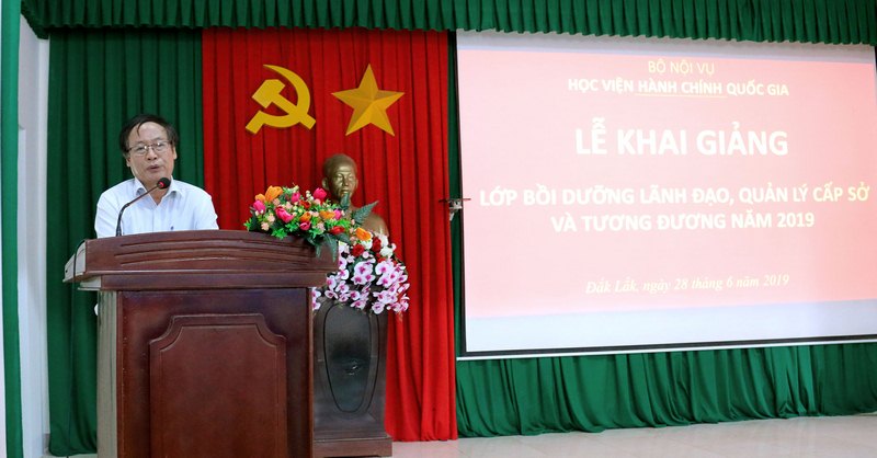 TS. Đinh Khắc Tuấn – Giám đốc Sở Khoa học và Công nghệ tỉnh Đắk Lắk, đại diện cho học viên của lớp phát biểu tại buổi lễ
