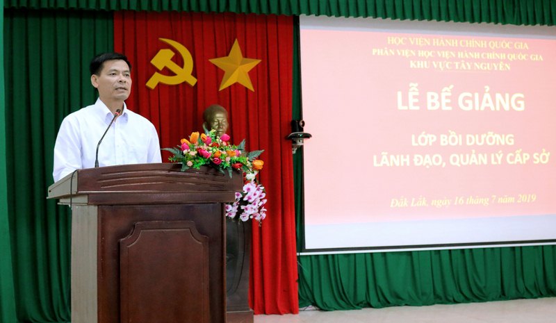 Ông Hoàng Mạnh Hùng - Phó giám đốc Sở Nội vụ tỉnh ĐắkLắk đại diện cho học viên phát biểu tại buổi lễ