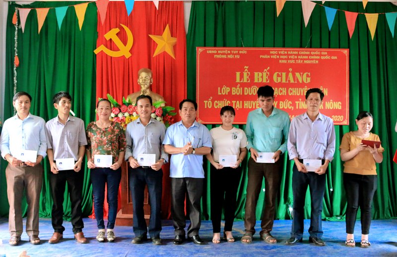 Ông Phạm Ngọc Ẩn - Phó chủ tịch UBND huyện trao chứng chỉ cho các học viên