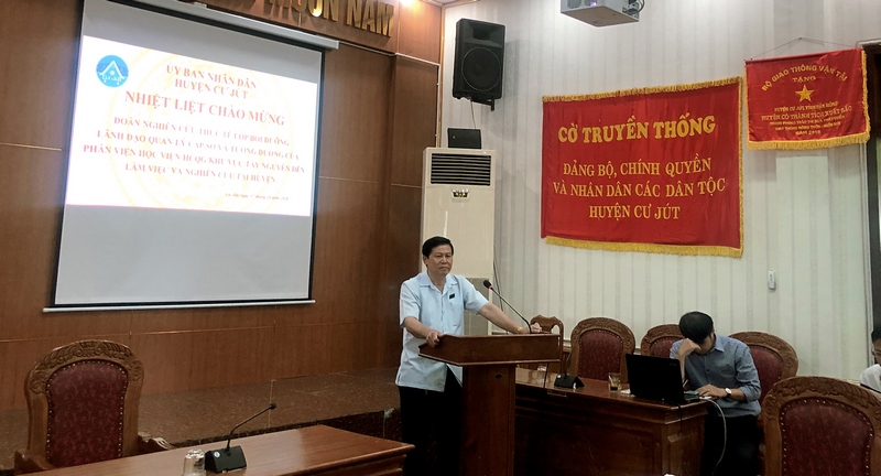 Ông Nguyễn Tuấn Phúc - Tỉnh ủy viên, Bí thư huyện ủy, Chủ tịch HĐND huyện Cư Jút phát biểu tại buổi làm việc