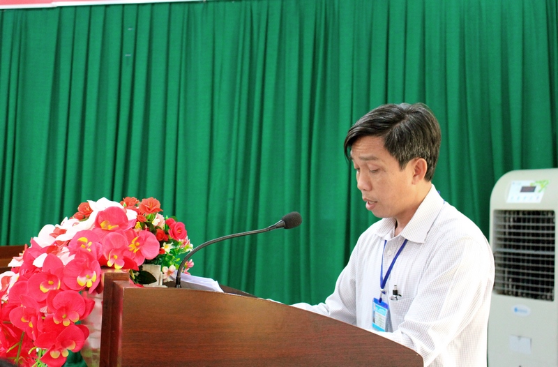 Ông Lê Thanh Sơn - Phó trưởng phòng Nội vụ huyện Buôn Đôn trình bày báo cáo tại buổi làm việc
