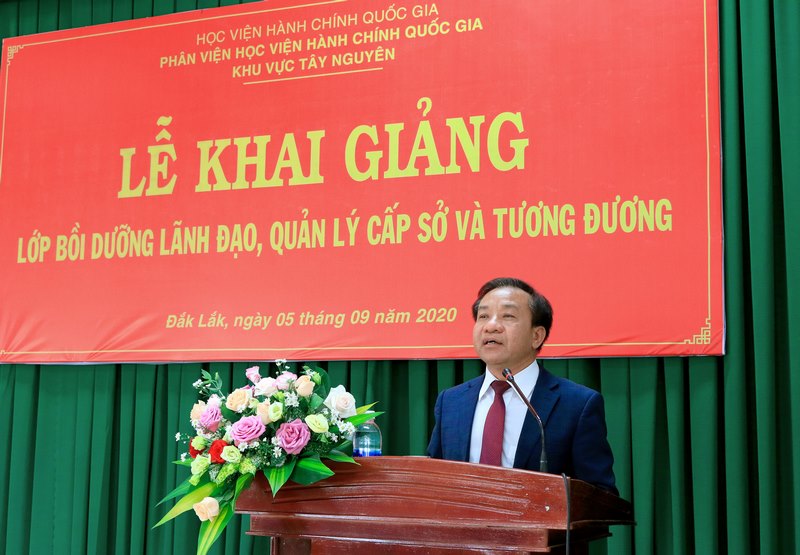 TS. Nguyễn Đăng Quế - Phó Giám đốc Học viện Hành chính Quốc gia phát biểu khai giảng lớp học