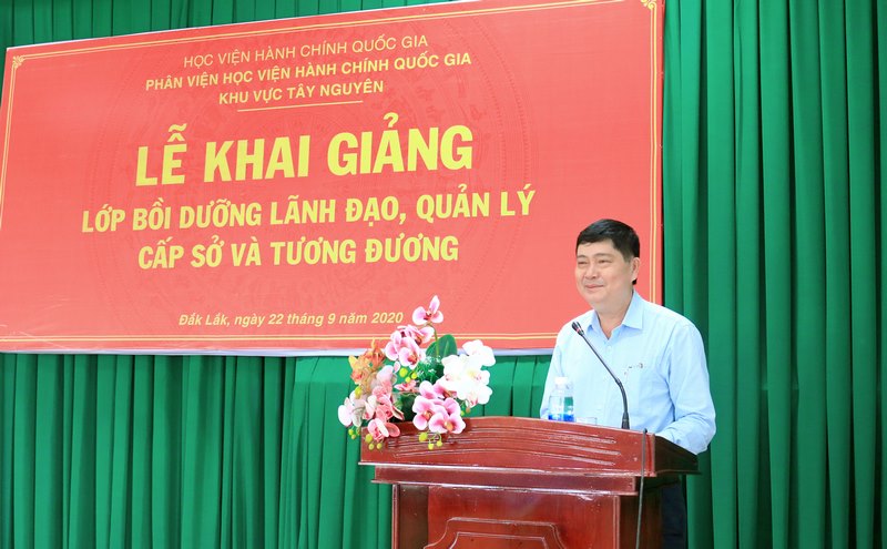 Ông Phạm Đăng Khoa - Đại diện cho học viên của lớp phát biểu tại buổi lễ