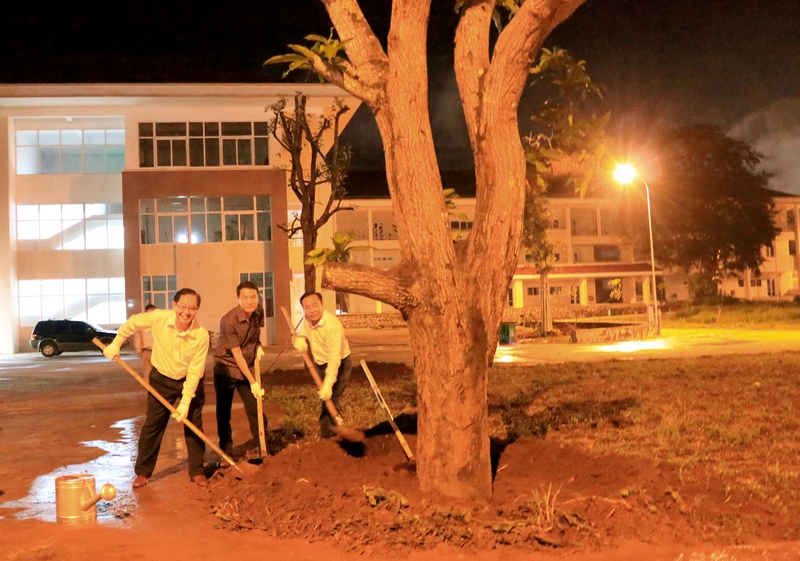 Bộ trưởng Bộ Nội vụ Lê Vĩnh Tân trồng cây lưu niệm tại Phân viện HVHC Quốc gia KV Tây Nguyên