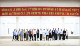 Bộ trưởng Bộ Nội vụ Lê Vĩnh Tân, Lãnh đạo Học viện Hành chính Quốc gia chụp hình lưu niệm cùng toàn thể viên chức, người lao động tại Phân viện