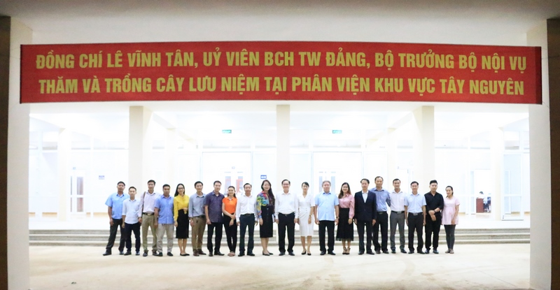 Bộ trưởng Bộ Nội vụ Lê Vĩnh Tân và Lãnh đạo Học viện Hành chính Quốc gia chụp hình lưu niệm cùng toàn thể viên chức, người lao động tại Phân viện