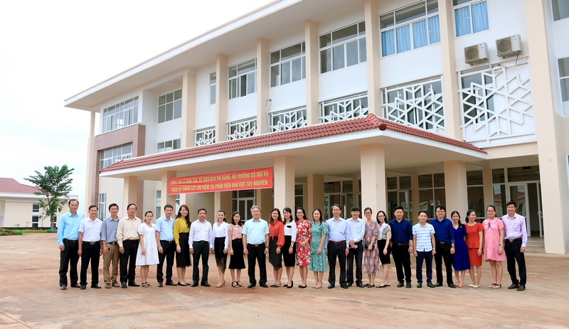 Lãnh đạo Học viện Hành chính Quốc gia chụp hình lưu niệm với toàn thể viên chức và người lao động tại Phân viện