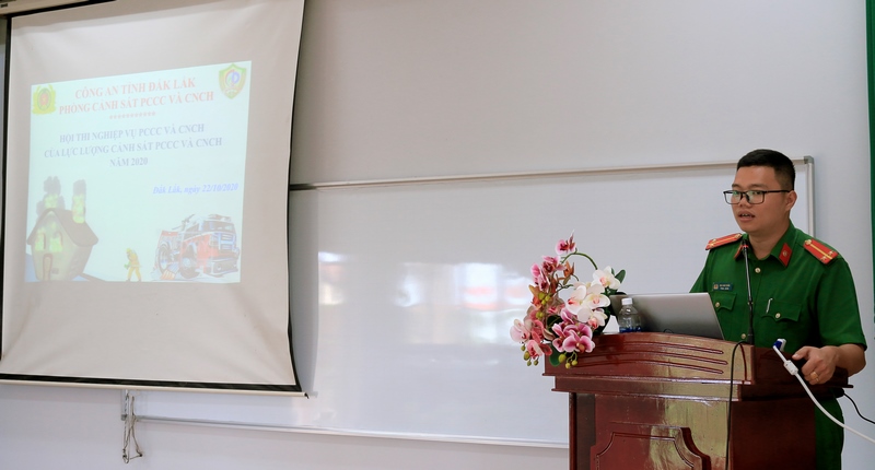 Đồng chí Mai Anh Tuấn - Cán bộ phòng PC07, công an tỉnh Đắk Lắk báo cáo tại buổi tập huấn