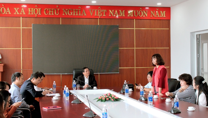 Đồng chí Nguyễn Thị Bích Thủy - Phó vụ trưởng phụ trách vụ Kế hoạch, Tài chính, Bộ Nội vụ phát biểu tại buổi làm việc