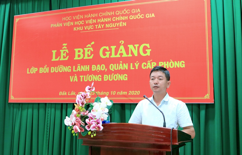Ông Lê Thi Hà - Đại diện học viên của lớp phát biểu tại buổi lễ