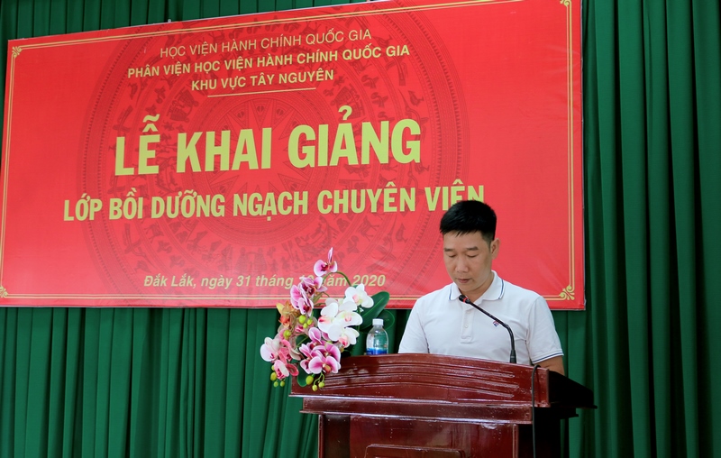 Ông Ninh Nam Phong - Đại diện cho học viên của lớp phát biểu tại buổi lễ