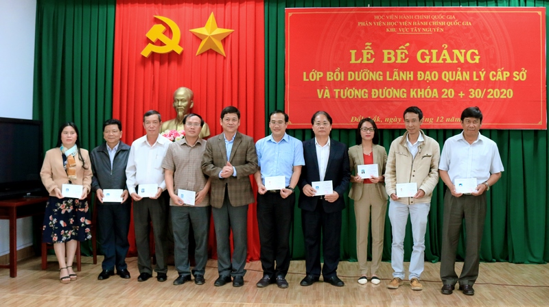 Ông Bạch Văn Mạnh – Giám đốc sở Nội vụ Đắk Lắk trao chứng chỉ cho các học viên
