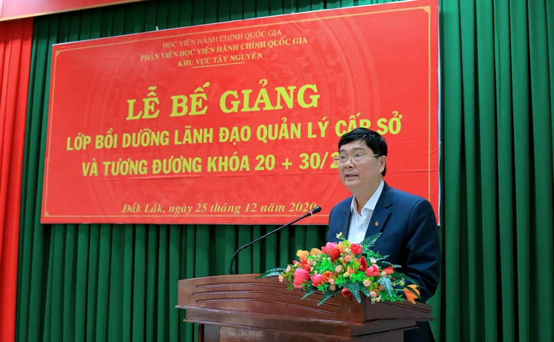 Ông Phạm Đăng Khoa - Đại diện cho học viên của lớp phát biểu tại buổi lễ