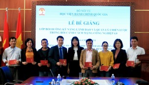 ThS. Phạm Thị Quỳnh Hoa - Trưởng ban Hợp tác Quốc tế trao chứng chỉ cho các học viên