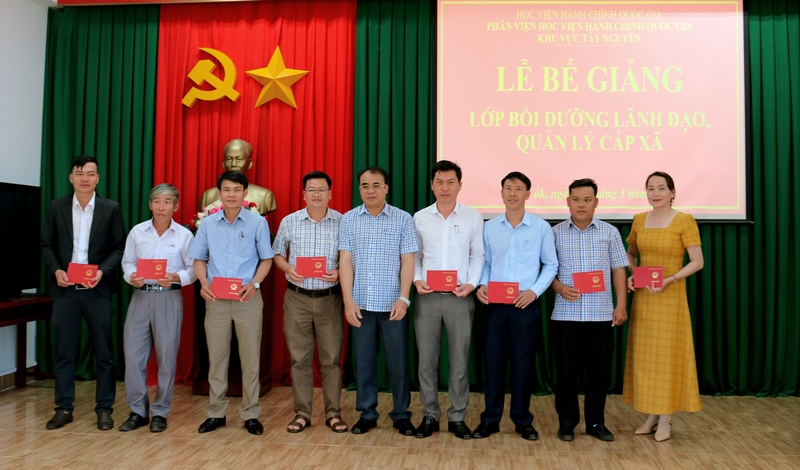 Ông Y Mơ MLô - Phó Giám đốc Sở Nội vụ tỉnh Đắk Lắk trao chứng chỉ cho các học viên