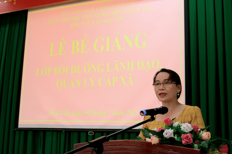 Bà Phạm Thị Tiềm - Đại diện cho học viên phát biểu tại buổi lễ
