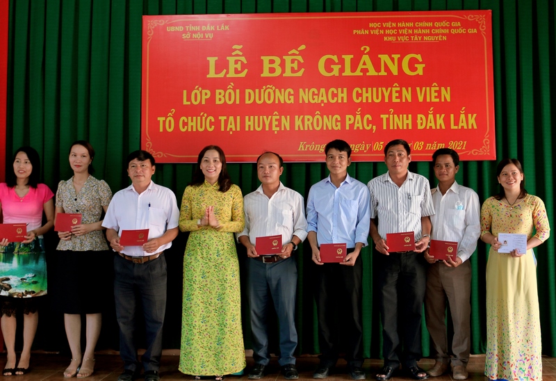 Bà Nguyễn Thị Kim Oanh, PCT UBND huyện Krông Pắk trao chứng chỉ cho các học viên