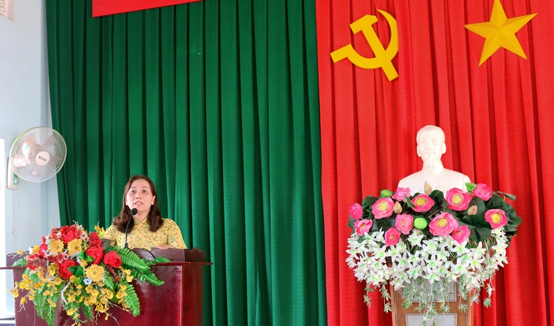 Bà Nguyễn Thị Kim Oanh, PCT UBND huyện Krông Pắk phát biểu tại lễ bế giảng