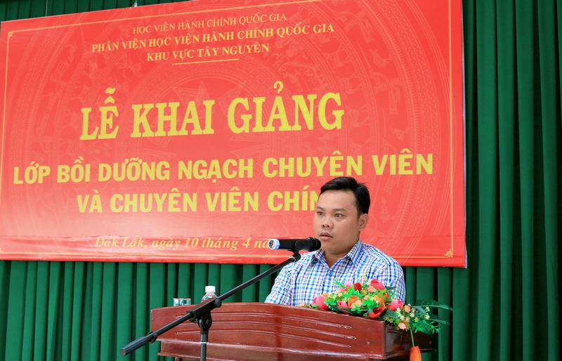 Anh Trần Ngọc Dũng - Học viên lớp chuyên viên chính, đại diện cho học viên của 2 lớp phát biểu tại buổi lễ