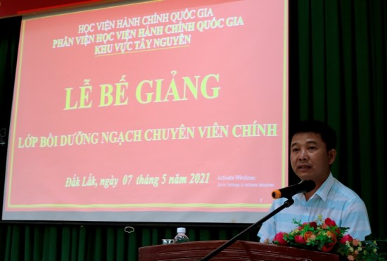 Ông Lê Tấn Kiểm – Đại diện cho học viên của lớp phát biểu tại buổi lễ 