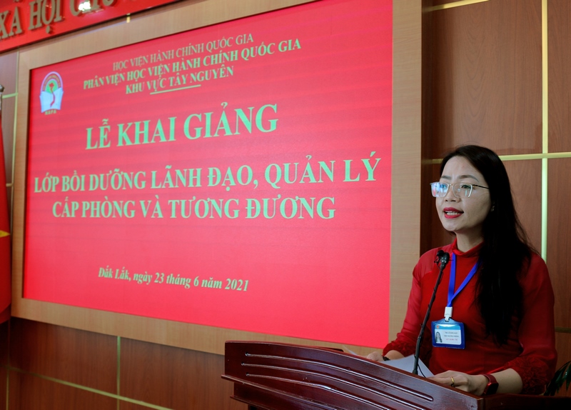 ThS. Lê Kim Loan - Phó trưởng phòng Quản lý đào tạo, bồi dưỡng thông qua các Quyết định liên quan đến lớp học