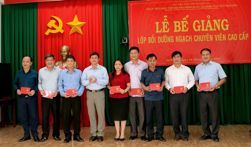 Ông Bạch Văn Mạnh - Giám đốc Sở nội vụ tỉnh Đắk Lắk trao chứng chỉ cho các học viên  