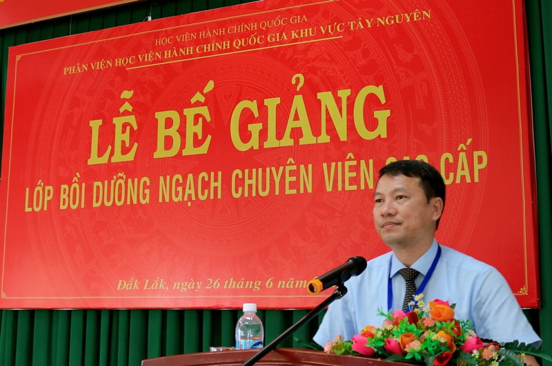 TS. Thiều Huy Thuật - Phó Giám đốc Phân viện HVHCQG khu vực Tây Nguyên phát biểu bế giảng lớp học