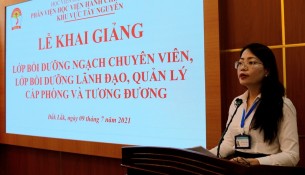 ThS. Lê Kim Loan - Phó trưởng phòng Quản lý đào tạo, bồi dưỡng công bố các Quyết định liên quan đến lớp học