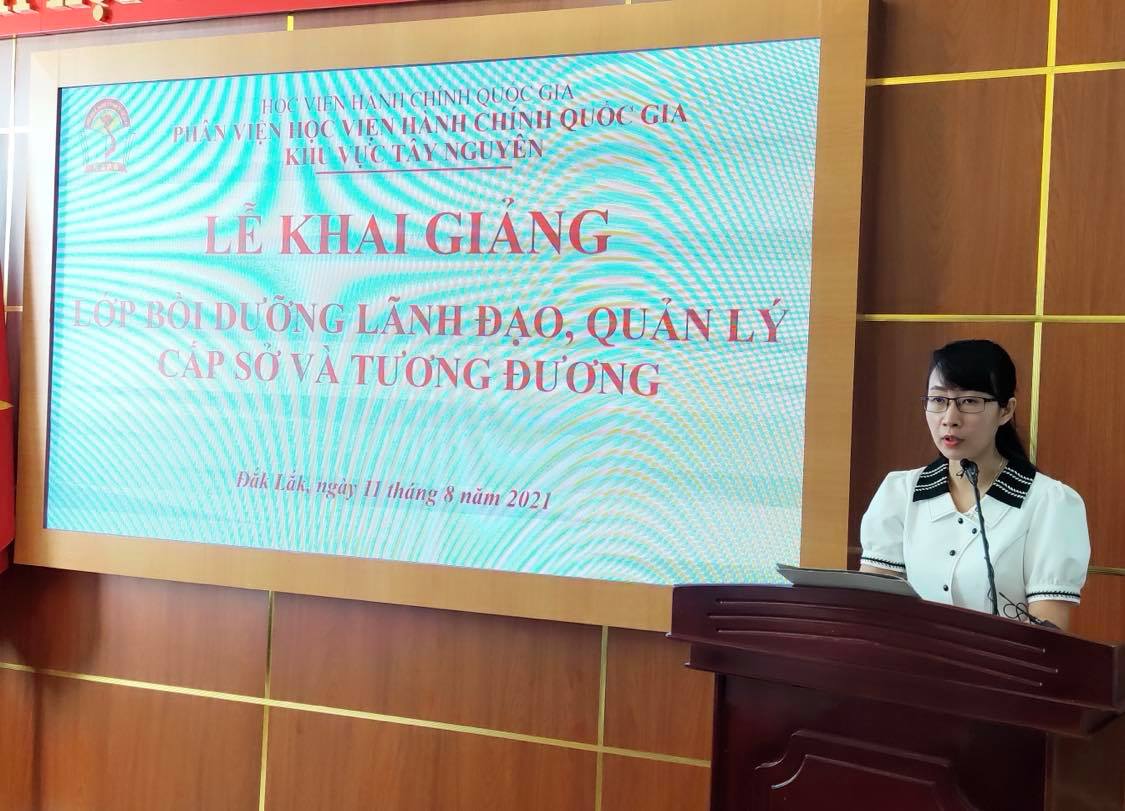 ThS. Tạ Thu Trang - Chuyên viên Phòng Quản lý ĐT-BD công bố các Quyết định liên quan đến Lớp học