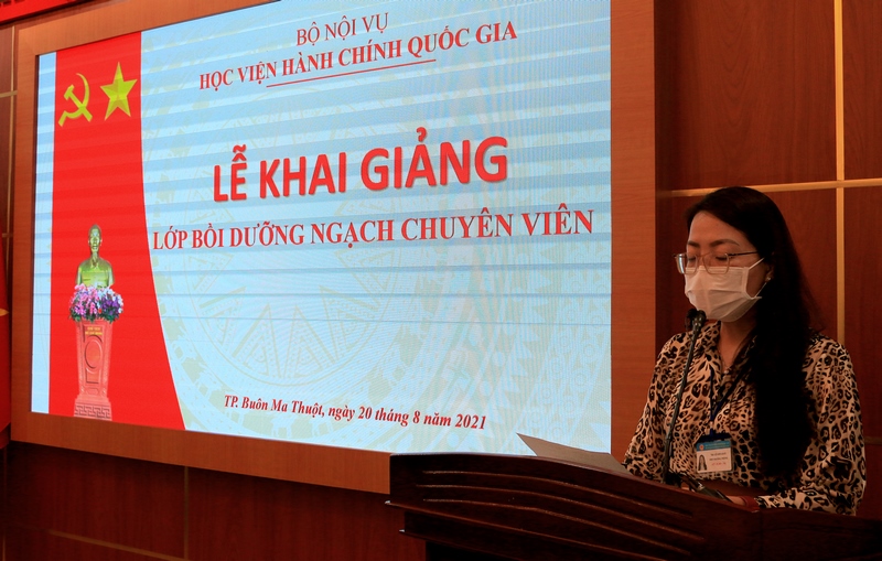 ThS. Lê Kim Loan - Phó trưởng phòng Quản lý ĐT-BD công bố các Quyết định.