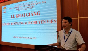 TS. Thiều Huy Thuật - Phó Giám đốc Phân viện HVHCQG KV Tây Nguyên phát biểu khai giảng các lớp học.