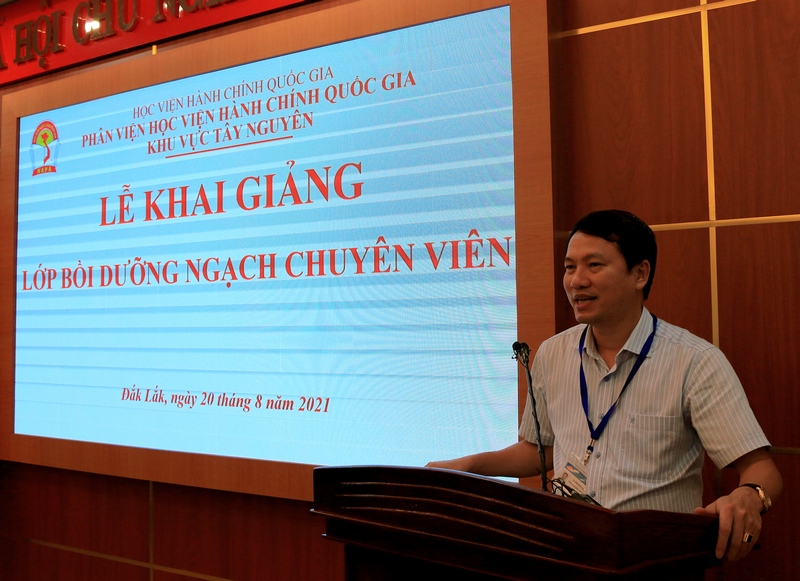 TS. Thiều Huy Thuật - Phó Giám đốc Phân viện HVHCQG KV Tây Nguyên phát biểu khai giảng các lớp học. 